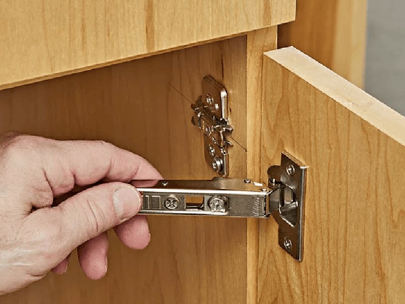 علائم نیاز لولای درب کابینت به روغن‌کاری